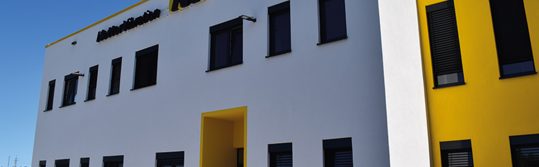 weiß, gelb, graues Gebäude vom Headquarter von Netter Vibration in Mainz-Kastel