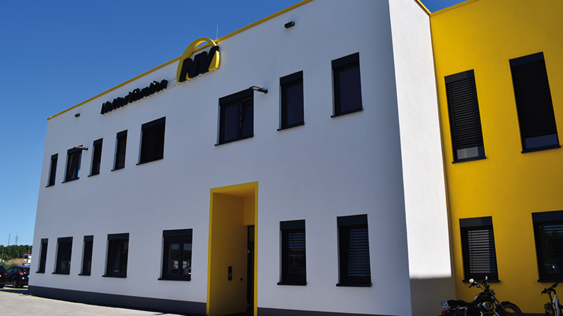 weiß, gelb, graues Gebäude vom Headquarter von Netter Vibration in Mainz-Kastel