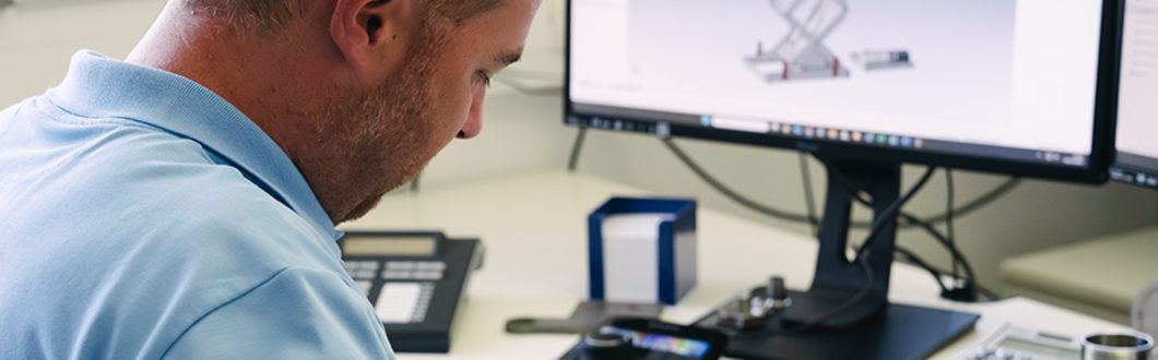 Ingenieur konstruiert Vibrationslösungen