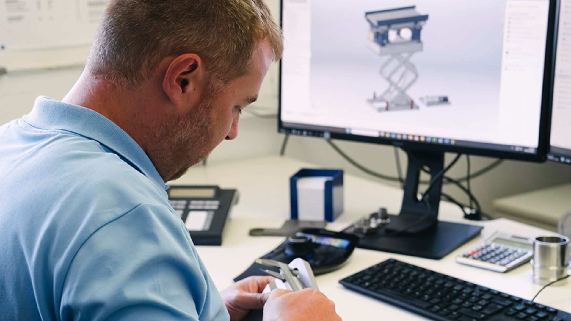 Ingenieur konstruiert Vibrationslösungen