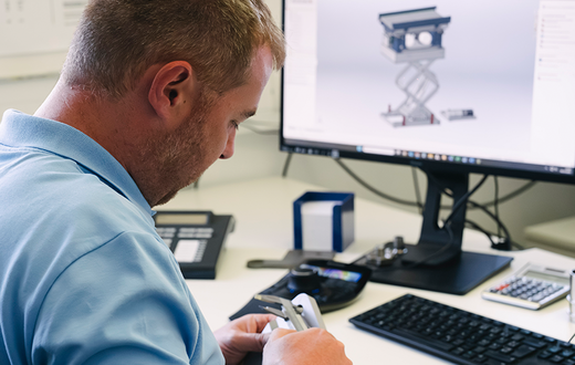 Ingenieur konstruiert Vibrationslösungen