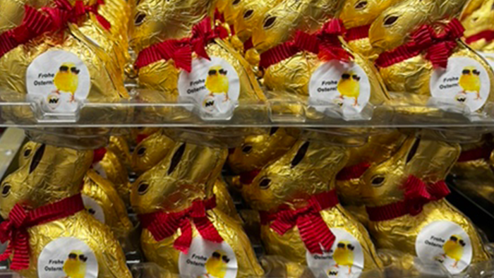 Schokoladenosterhasen mit einem Aufkleber von NetterVibration, auf dem wir frohe Ostern wünschen