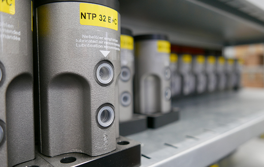 Produkte von NetterVibration stehen im Regal